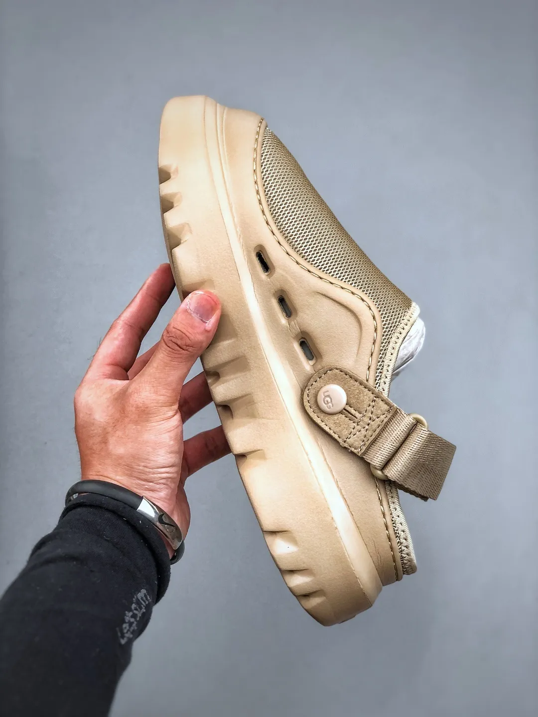 💰440 support store L/UGG summer new snow answer SKTA classic simple, comfortable and versatile, fashionable and casual, thick sole, comfortable, lightweight and breathable clog shoes, silent, wear-resistant and anti-wear. It is a vitality bomb in summer, full of youthful vitality, mesh material is breathable and light, super cool to wear in summer. Adjustable buckle design, convenient and considerate. The thick sole is non-slip and makes walking stable. Whether you are playing on the beach or strolling in the city streets, it can make you full of energy and become the center of attention ~ Size: 38-44